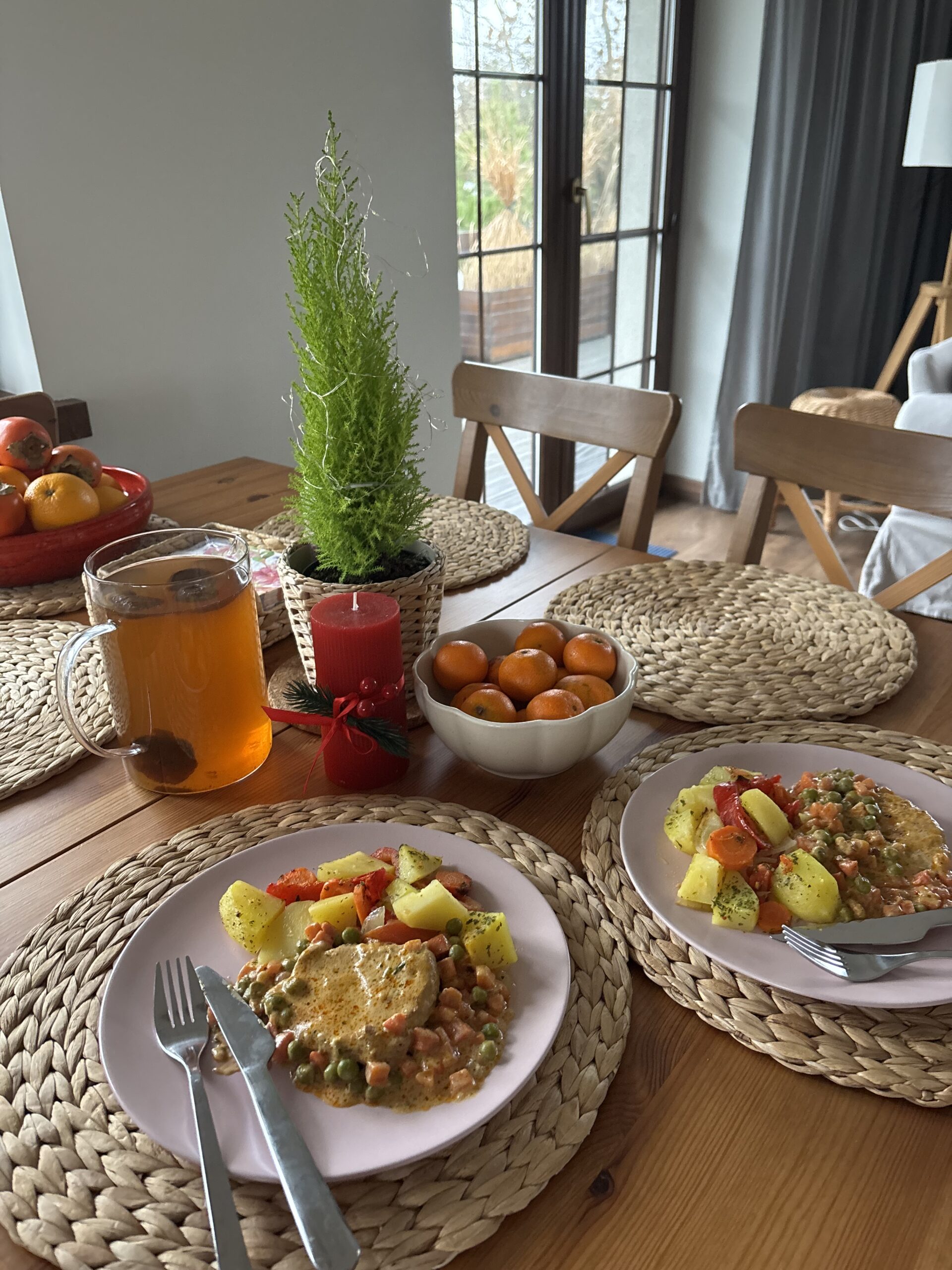 Schab w śmietanowym sosie z marchewką i groszkiem