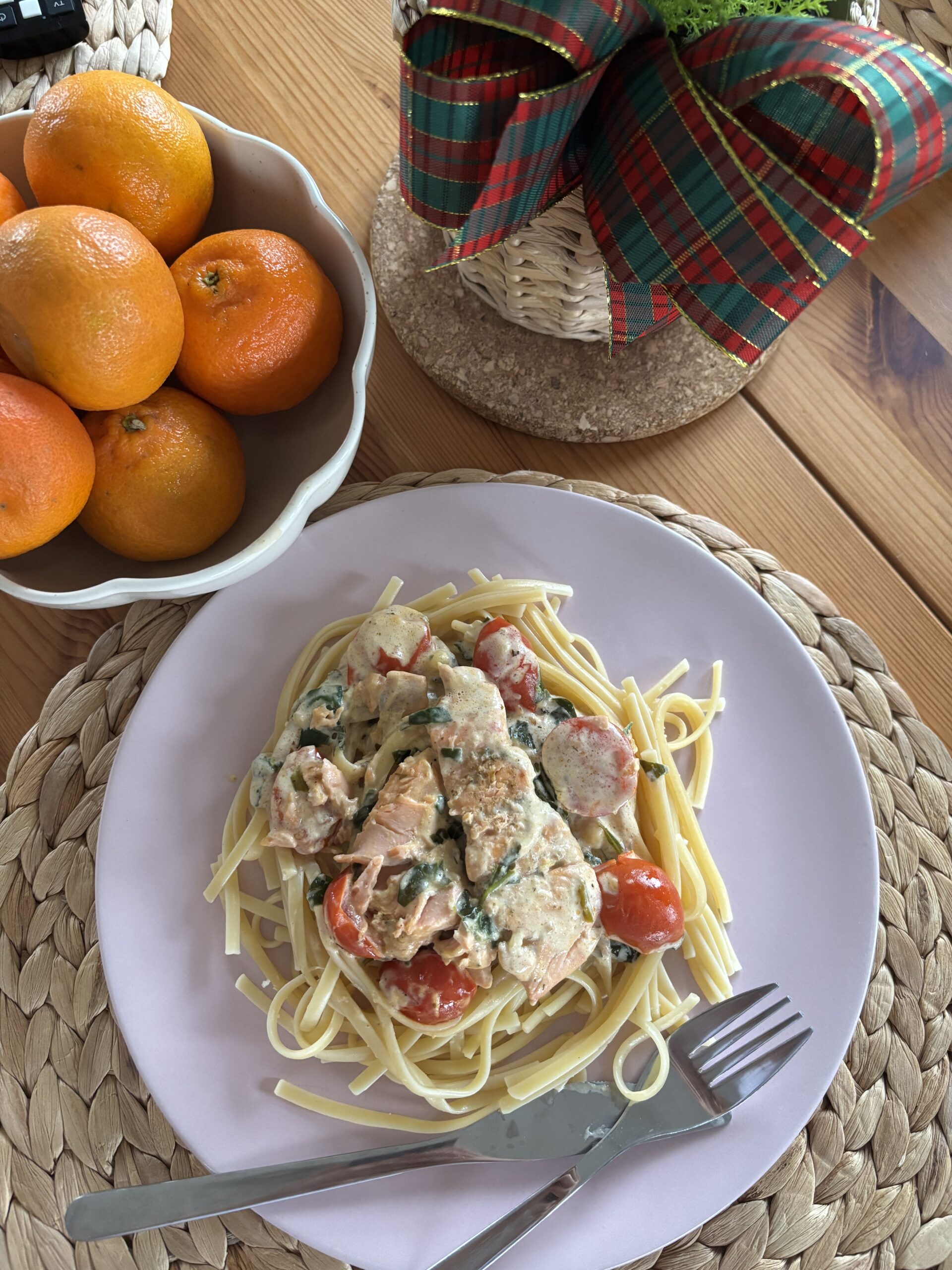 ✨ Łosoś w aksamitnym sosie śmietanowym z pomidorami i szpinakiem ✨🐟🍅🥬