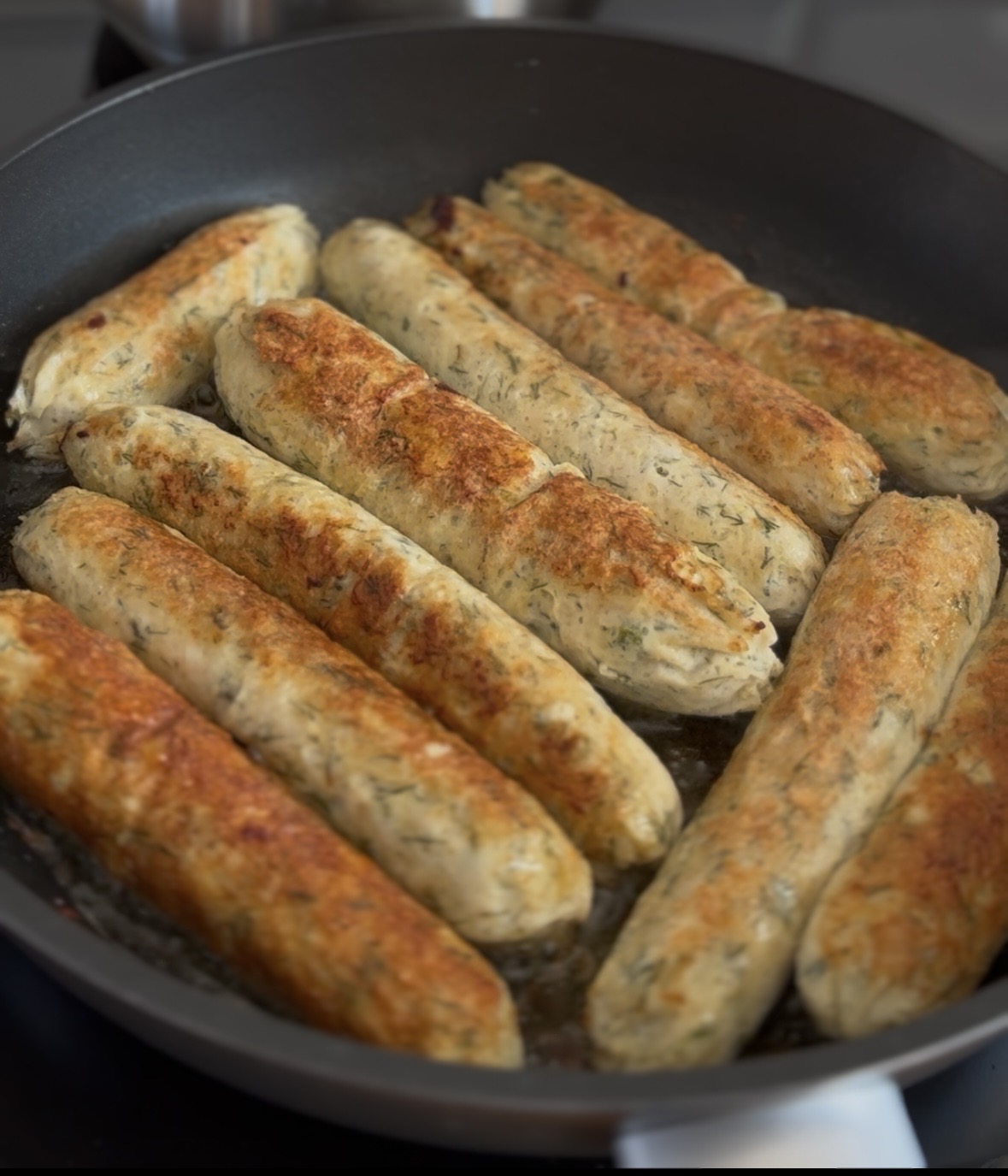 Aromatyczne kiełbaski drobiowe z czosnkiem i koperkiem 🧄🌿